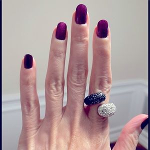 Swarovski Louise Ring in blk and white, size 52, (women’s size 6)